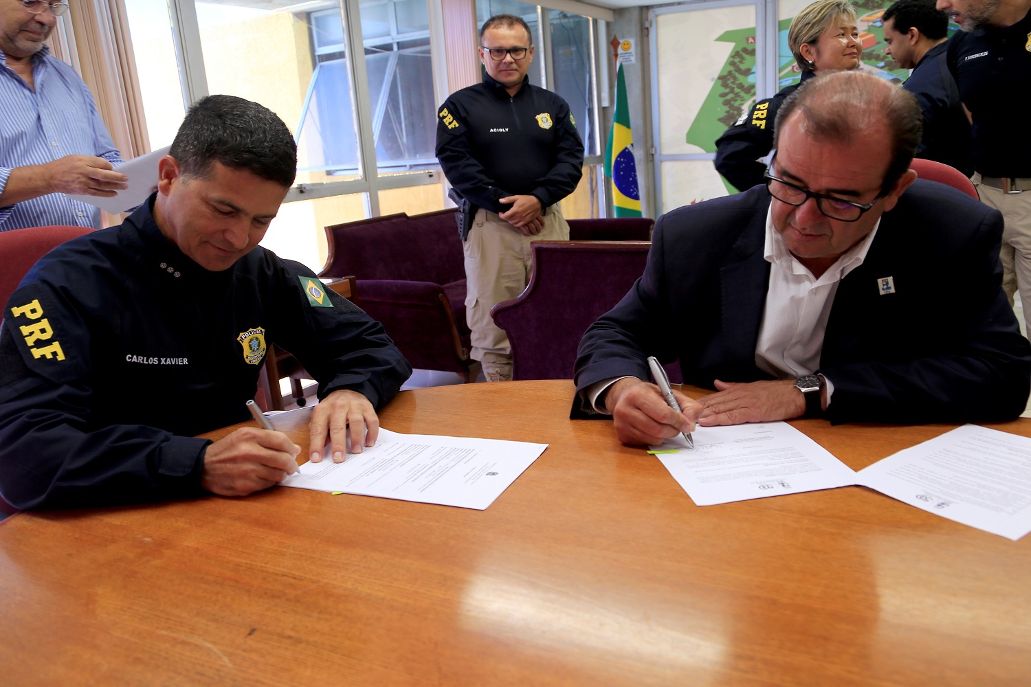 Reitor Angelo Antoniolli e superintendente da PRF/SE Carlos Xavier assinaram termo na manhã desta segunda-feira, 25 (Fotos: Schirlene Reis/Ascom UFS)