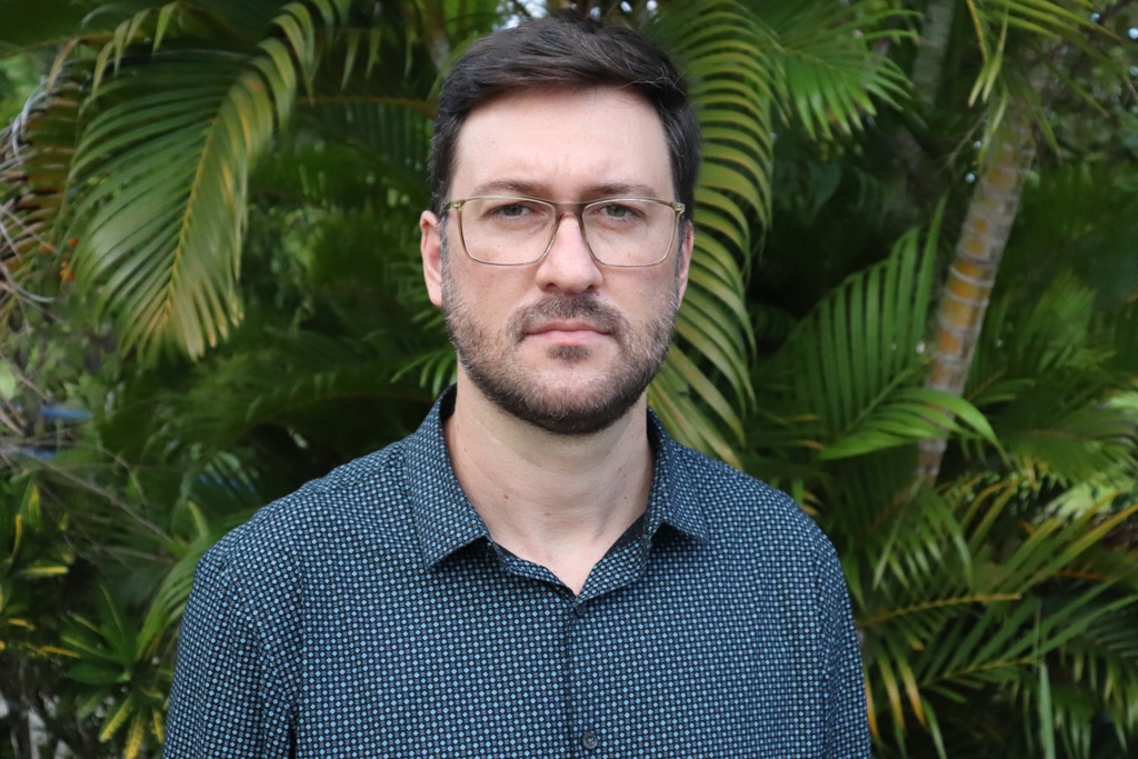 Professor Paulo Martins ressalta mudança de perfil clínico de internações por covid-19. Foto: Josafá Neto/Rádio UFS