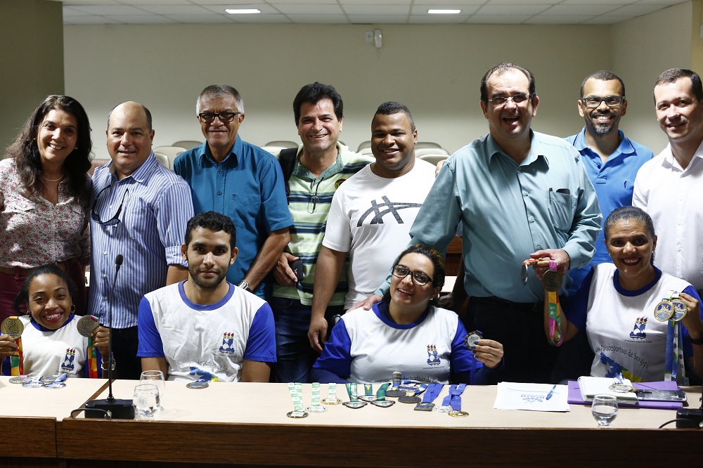 Representantes do Projeto Paradesportivo da UFS em encontro com o reitor Angelo Antoniolli. (foto: Adilson Andrade/Ascom UFS)