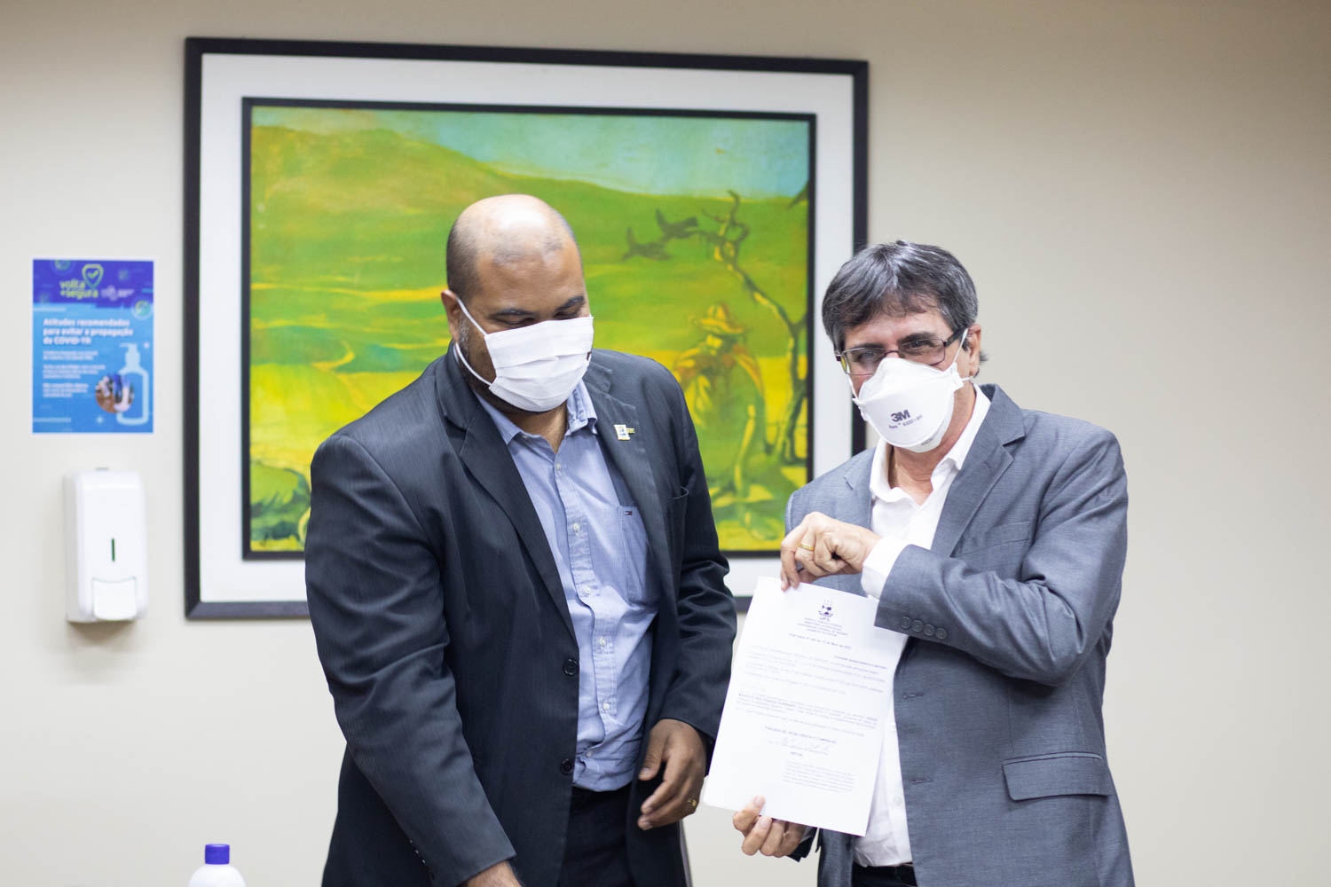 Reunião ocorreu como encontro informal, já que documentos são assinados eletronicamente. (Fotos: Pedro Ramos - Ascom UFS)