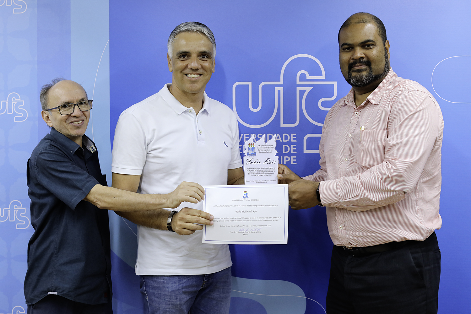 Entrega de placa e certificado de agradecimento ao deputado federal, Fábio Reis. (foto: Adilson Andrade/Ascom UFS)