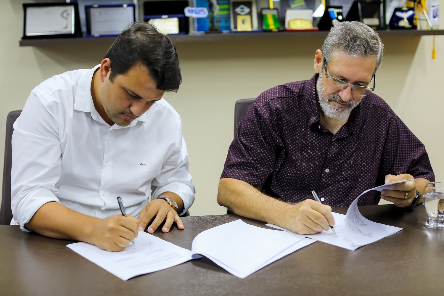 O deputado estadual Marcos Oliveira (esq.) e o presidente da Fapese, Carlos Alexandre Garcia. (foto: Schirlene Reis/Ascom UFS)