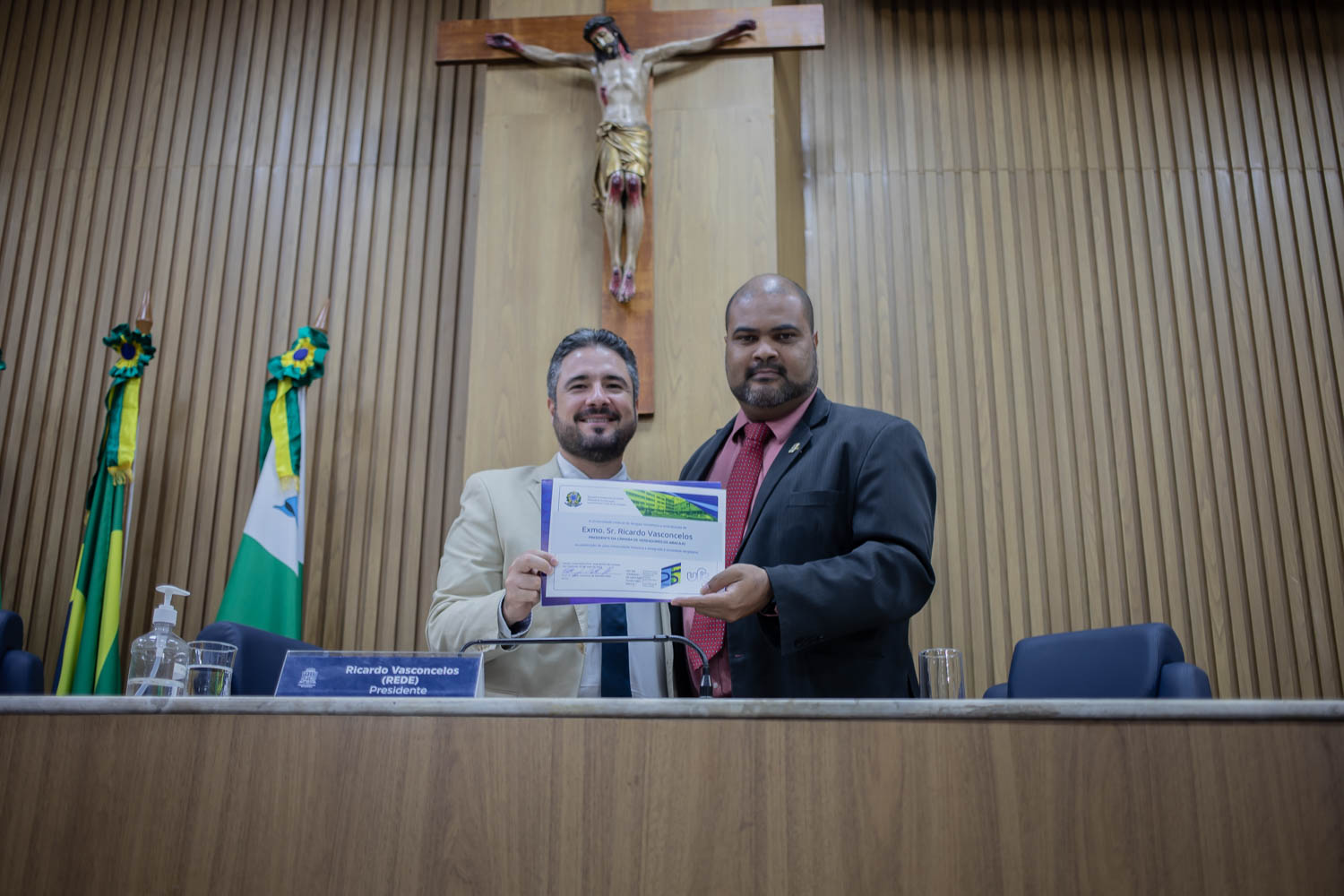 Presidente da Câmara Municipal, Ricardo Vasconcelos recebeu homenagem do reitor Valter Santana. (foto: Elisa Lemos/Ascom UFS)
