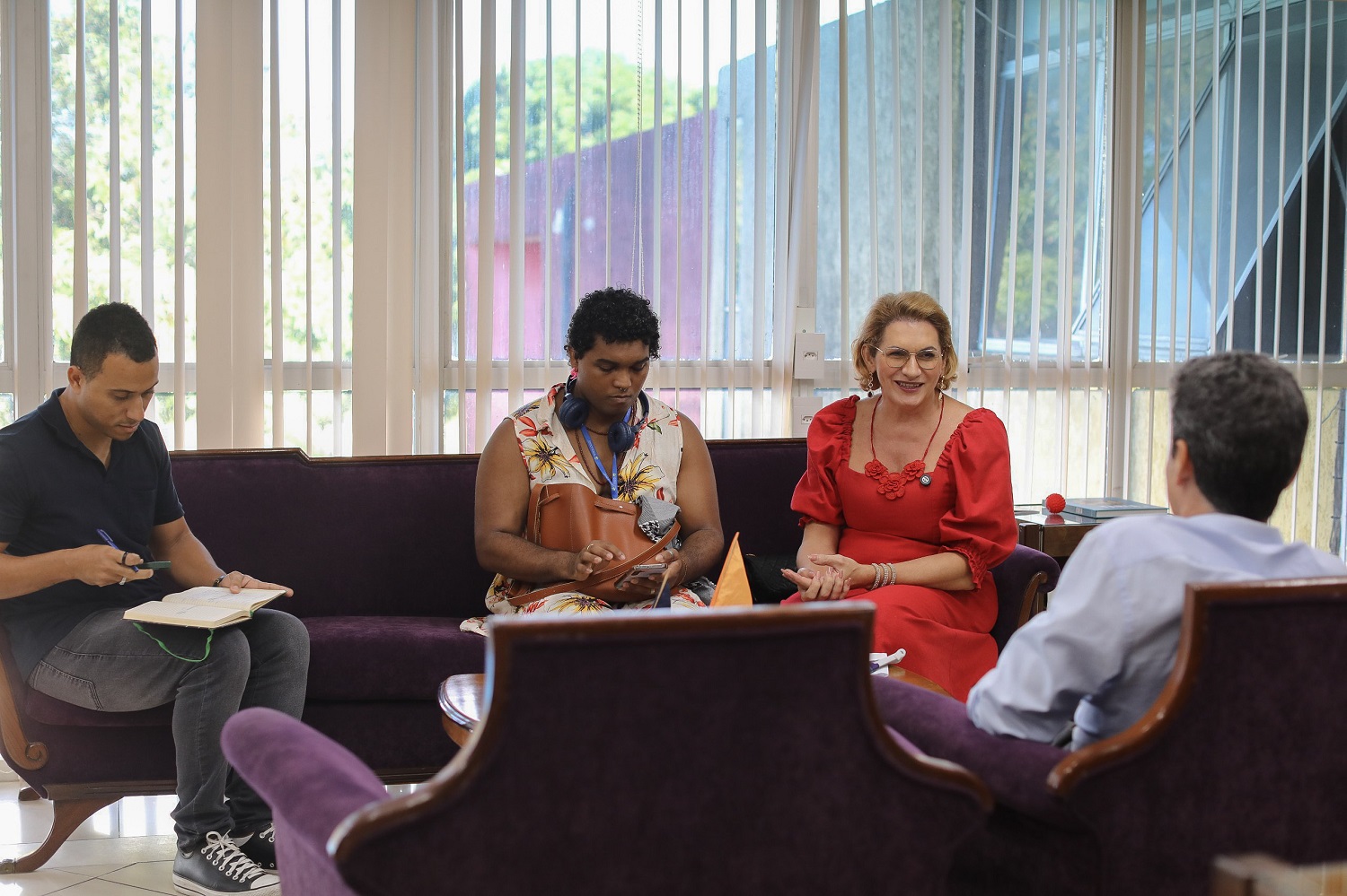 Reitor e deputada discutiram a necessidade de criação de política de cotas para pessoas trans e travestis (Foto: Elisa Lemos/Ascom UFS)