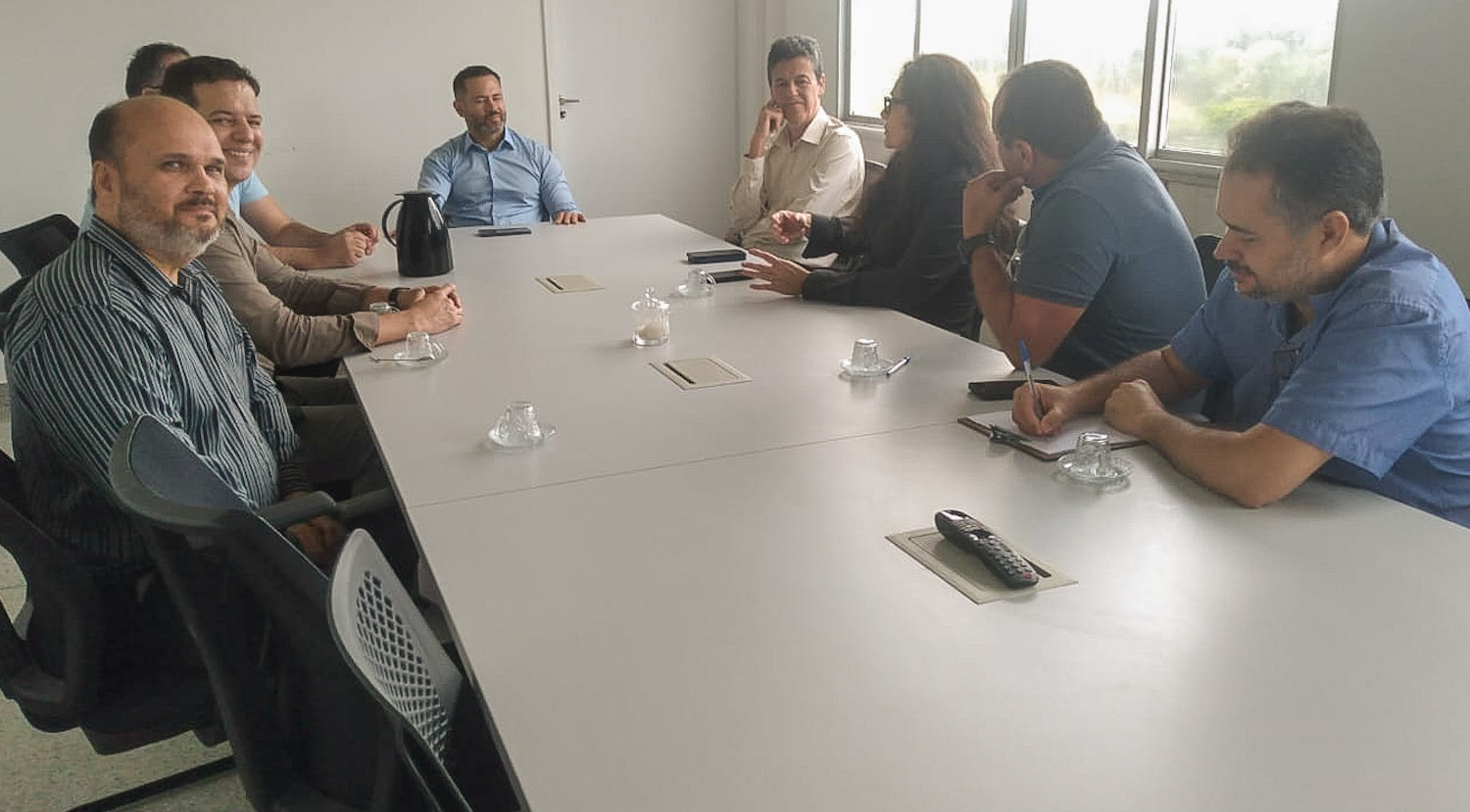 Reitor André Maurício Conceição de Souza se reúne com representantes do IML para discutir parceria (Foto: Cortesia)