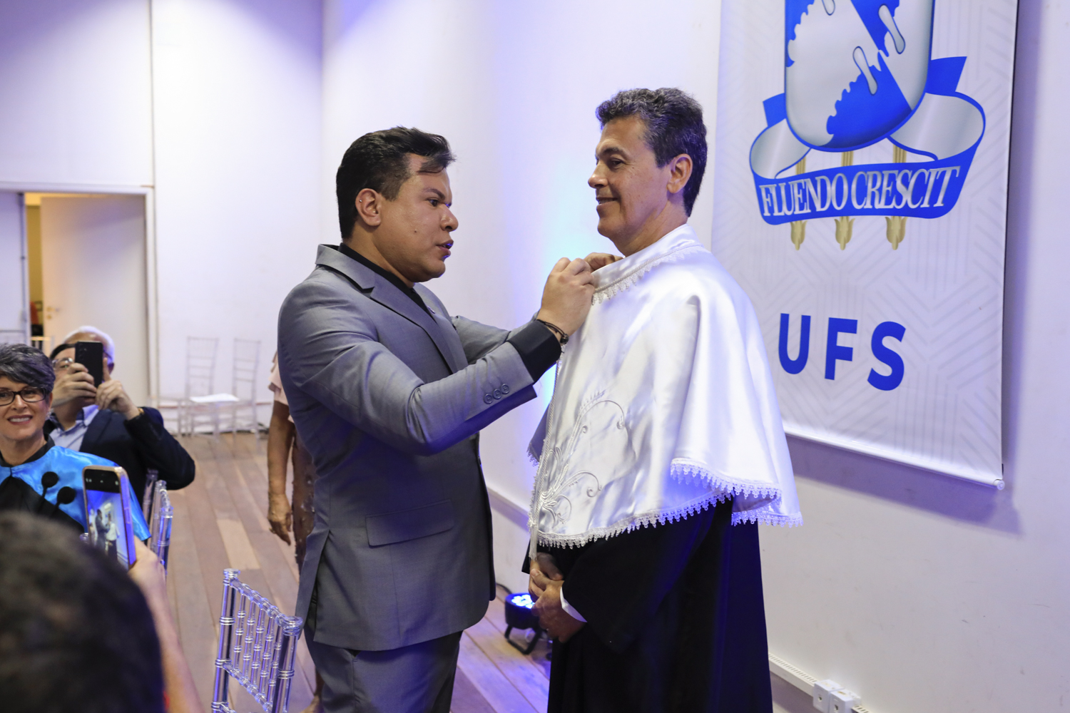 Reitor André Maurício recebe as Vestes Talares Reitorais do representante do MEC, Eduardo dos Santos (Foto: Adilson Andrade/Ascom UFS)