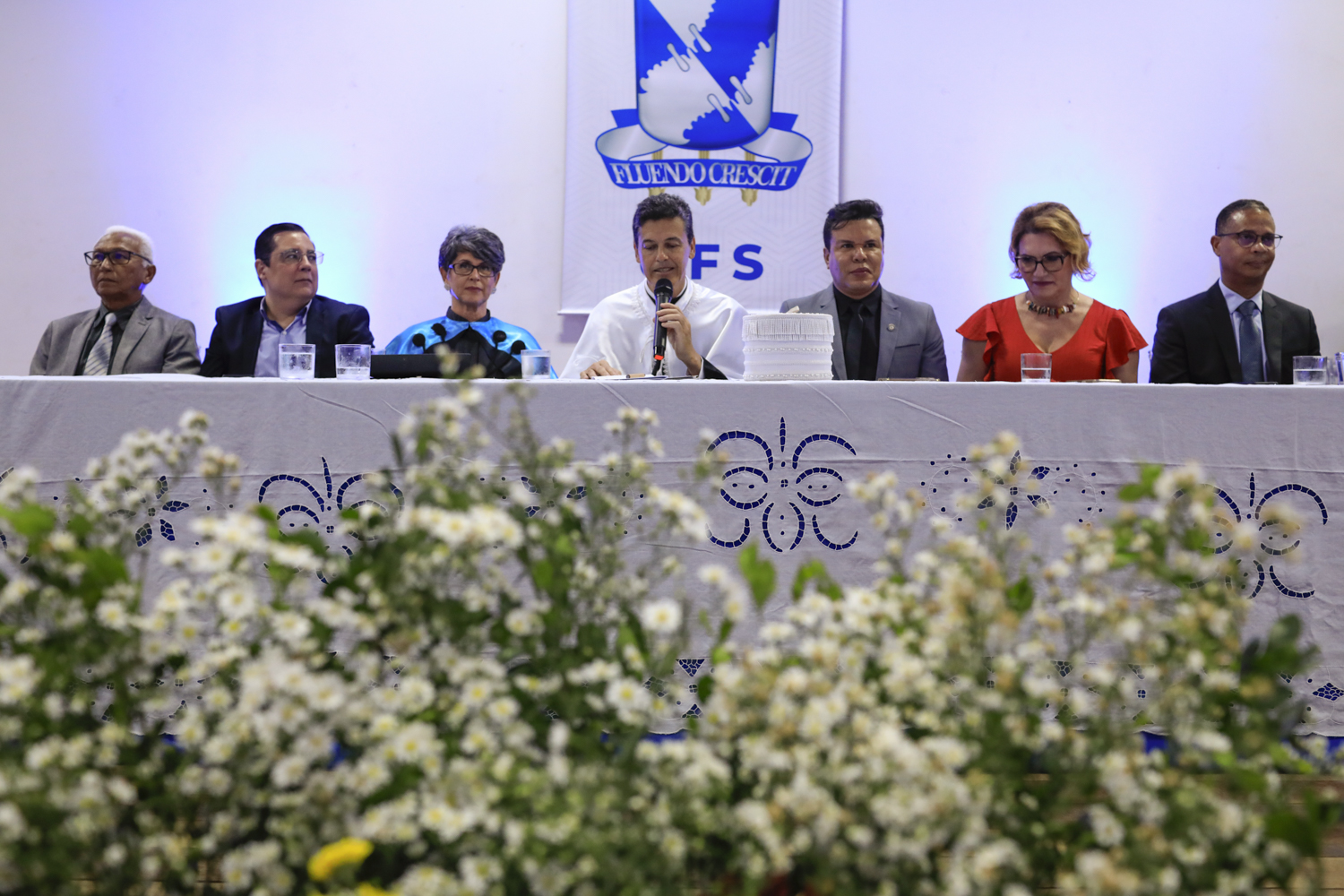 Mesa composta por reitor, vice-reitora e demais autoridades (Foto: Adilson Andrade/Ascom UFS)