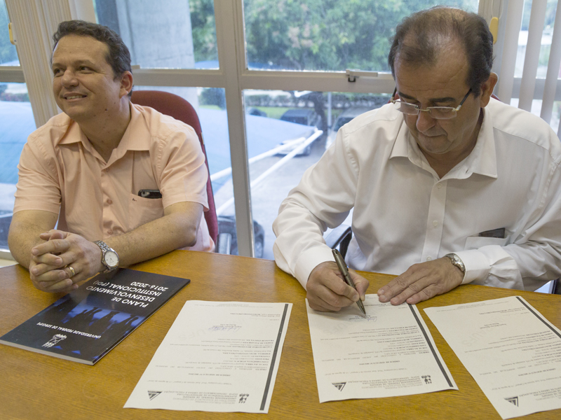 Reitor Angelo Antoniolli (dir.) e Ricardo Menezes assinam ordem de serviço
